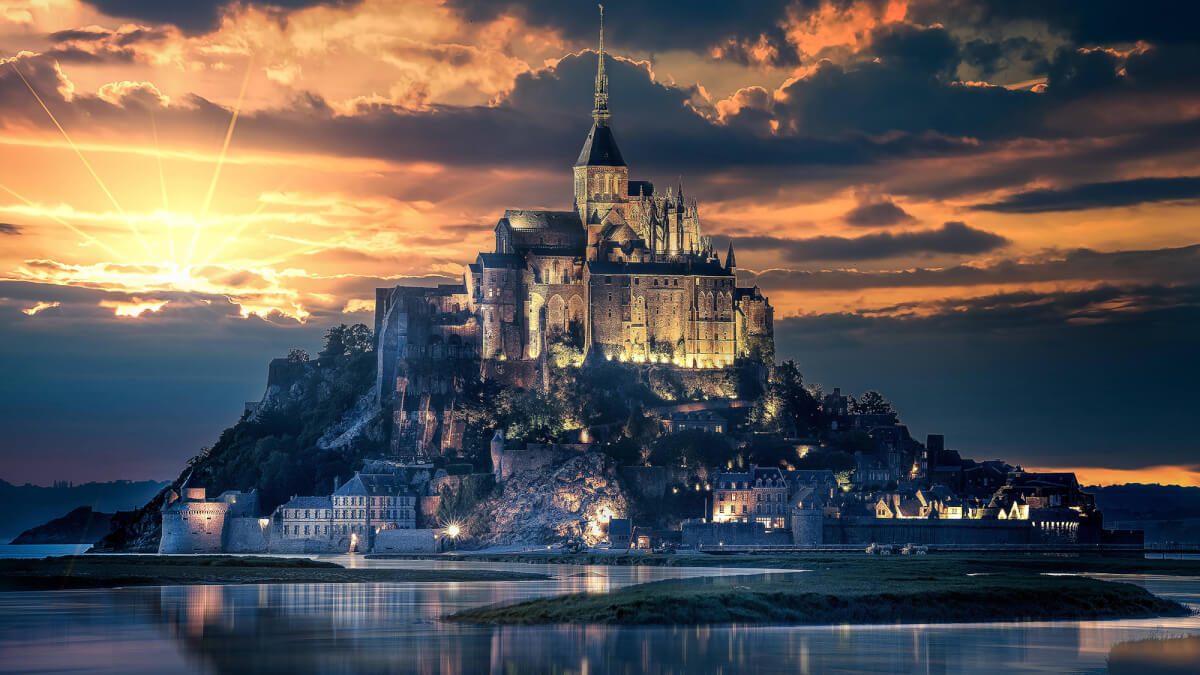 The ancient Mont Saint-Michel Abbey is located at the highest point of the island of the same name. Photo: Hd wallpapers