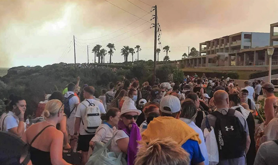 Tourists Struggle in the Largest Evacuation on Rhodes Island, Greece - Image 4