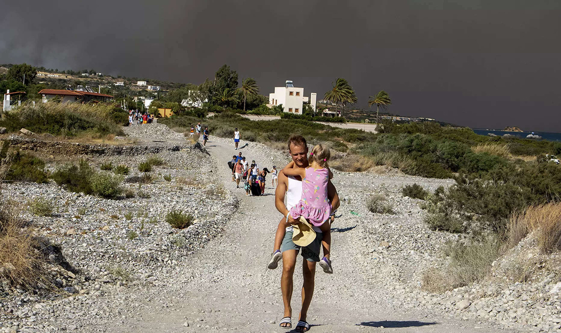 Tourists Struggle in the Largest Evacuation on Rhodes Island, Greece - Image 5