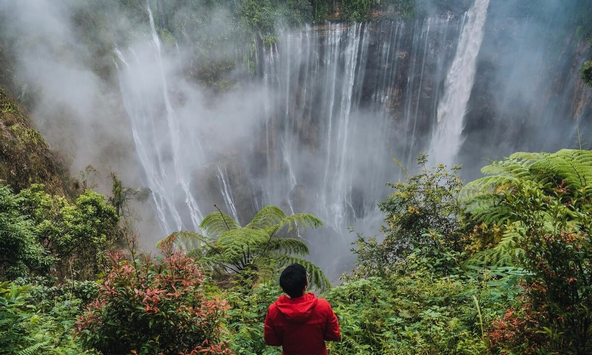 Kumpak Waterfall, also known as the Thousand Waterfall.