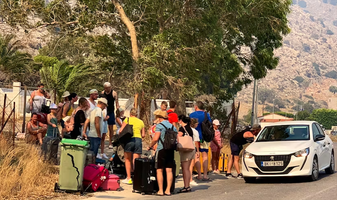 Tourists Struggle in the Largest Evacuation on Rhodes Island, Greece - Image 3