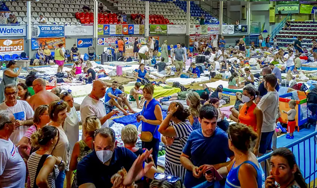 Tourists Struggle in the Largest Evacuation on Rhodes Island, Greece - Image 6